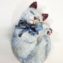 Cargar imagen en el visor de la galería, Antigua Figura Gatito Durmiendo Moño Vintage 80s Azul Retro