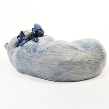 Cargar imagen en el visor de la galería, Antigua Figura Gatito Durmiendo Moño Vintage 80s Azul Retro