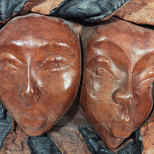 Cargar imagen en el visor de la galería, Antigua Máscara Cuero Rostros Escultura Tribal Pared Grande