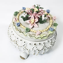 Cargar imagen en el visor de la galería, Antigua Caja Alhajera Porcelana Flores Caja Joyero Vintage