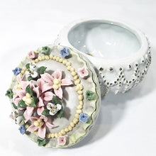 Cargar imagen en el visor de la galería, Antigua Caja Alhajera Porcelana Flores Caja Joyero Vintage