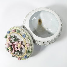 Cargar imagen en el visor de la galería, Antigua Caja Alhajera Porcelana Flores Caja Joyero Vintage