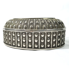 Cargar imagen en el visor de la galería, Antigua Caja Alhajera Plateada Vintage Terciopelo Azul 1 Kg