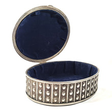 Cargar imagen en el visor de la galería, Antigua Caja Alhajera Plateada Vintage Terciopelo Azul 1 Kg