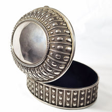 Cargar imagen en el visor de la galería, Antigua Caja Alhajera Plateada Vintage Terciopelo Azul 1 Kg