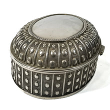 Cargar imagen en el visor de la galería, Antigua Caja Alhajera Plateada Vintage Terciopelo Azul 1 Kg