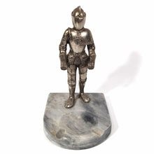 Cargar imagen en el visor de la galería, Antiguo Cenicero Caballero Medieval Armadura Metal Mármol