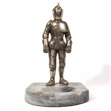 Cargar imagen en el visor de la galería, Antiguo Cenicero Caballero Medieval Armadura Metal Mármol