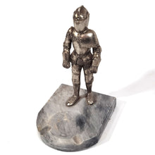 Cargar imagen en el visor de la galería, Antiguo Cenicero Caballero Medieval Armadura Metal Mármol