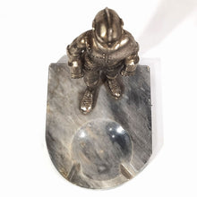 Cargar imagen en el visor de la galería, Antiguo Cenicero Caballero Medieval Armadura Metal Mármol