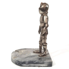 Cargar imagen en el visor de la galería, Antiguo Cenicero Caballero Medieval Armadura Metal Mármol