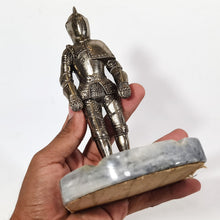 Cargar imagen en el visor de la galería, Antiguo Cenicero Caballero Medieval Armadura Metal Mármol