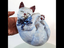 Cargar y reproducir el video en el visor de la galería, Antigua Figura Gatito Durmiendo Moño Vintage 80s Azul Retro