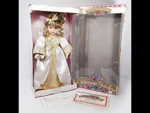 Cargar y reproducir el video en el visor de la galería, Muñeca Ángel Porcelana Joy Victorian Garden Coleccionable