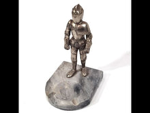 Cargar y reproducir el video en el visor de la galería, Antiguo Cenicero Caballero Medieval Armadura Metal Mármol