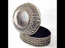 Cargar y reproducir el video en el visor de la galería, Antigua Caja Alhajera Plateada Vintage Terciopelo Azul 1 Kg