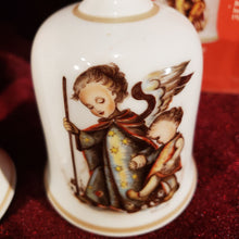 Cargar imagen en el visor de la galería, Par Campanas Navidad Coleccionables 1974, Berta Hummel