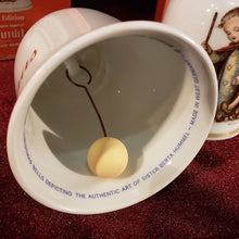 Cargar imagen en el visor de la galería, Par Campanas Navidad Coleccionables 1974, Berta Hummel