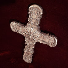 Cargar imagen en el visor de la galería, Cruz Estilo Antiguo Coleccionable, de pasta de resina