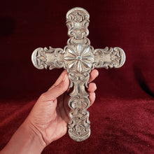 Cargar imagen en el visor de la galería, Cruz Estilo Antiguo Coleccionable, de pasta de resina
