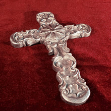 Cargar imagen en el visor de la galería, Cruz Estilo Antiguo Coleccionable, de pasta de resina