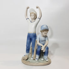 Cargar imagen en el visor de la galería, Antigua Figura Porcelana, 1989, Niños Béisbol, Paul Sebastian