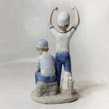 Cargar imagen en el visor de la galería, Antigua Figura Porcelana, 1989, Niños Béisbol, Paul Sebastian