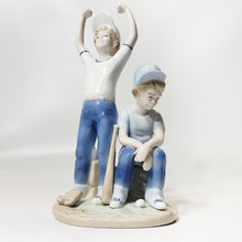 Cargar imagen en el visor de la galería, Antigua Figura Porcelana, 1989, Niños Béisbol, Paul Sebastian