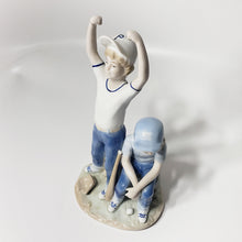 Cargar imagen en el visor de la galería, Antigua Figura Porcelana, 1989, Niños Béisbol, Paul Sebastian