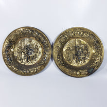 Cargar imagen en el visor de la galería, Antiguo Par de Platos de Latón hechos en Inglaterra, 30 cm