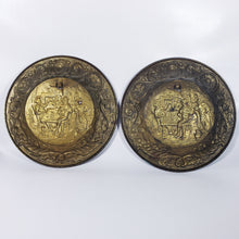 Cargar imagen en el visor de la galería, Antiguo Par de Platos de Latón hechos en Inglaterra, 30 cm