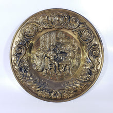 Cargar imagen en el visor de la galería, Antiguo Par de Platos de Latón hechos en Inglaterra, 30 cm