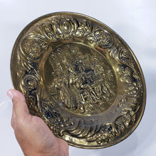 Cargar imagen en el visor de la galería, Antiguo Par de Platos de Latón hechos en Inglaterra, 30 cm
