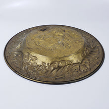 Cargar imagen en el visor de la galería, Antiguo Par de Platos de Latón hechos en Inglaterra, 30 cm