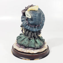 Cargar imagen en el visor de la galería, Antigua Figura de Niña estilo Victoriano, de Pasta de Resina