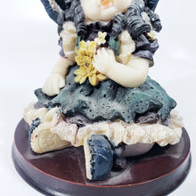 Cargar imagen en el visor de la galería, Antigua Figura de Niña estilo Victoriano, de Pasta de Resina