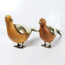 Cargar imagen en el visor de la galería, Antigua Pareja De Aves De Bronce Y Madera, Coleccionables