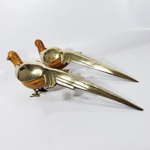 Cargar imagen en el visor de la galería, Antigua Pareja De Aves De Bronce Y Madera, Coleccionables