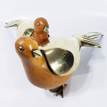 Cargar imagen en el visor de la galería, Antigua Pareja De Aves De Bronce Y Madera, Coleccionables