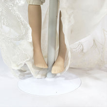 Cargar imagen en el visor de la galería, Muñeca Fina Coleccionable de Porcelana Ashton Drake Galleries