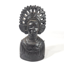 Cargar imagen en el visor de la galería, Campana Indonesia Madera Tallada, Dama Tradicional, 19 Cm