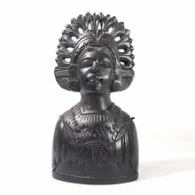 Cargar imagen en el visor de la galería, Campana Indonesia Madera Tallada, Dama Tradicional, 19 Cm