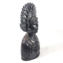 Cargar imagen en el visor de la galería, Campana Indonesia Madera Tallada, Dama Tradicional, 19 Cm