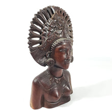 Cargar imagen en el visor de la galería, Figura Madera Tallada Balinesa Dama Tradicional Indonesia
