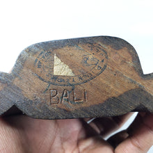 Cargar imagen en el visor de la galería, Figura Madera Tallada Balinesa Dama Tradicional Indonesia