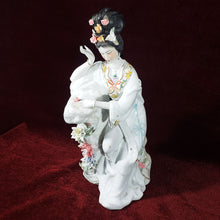 Cargar imagen en el visor de la galería, Antigua Figura Escultura Porcelana Geisha Japonesa en Roca