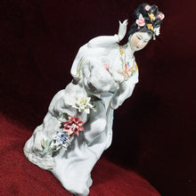 Cargar imagen en el visor de la galería, Antigua Figura Escultura Porcelana Geisha Japonesa en Roca