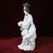 Cargar imagen en el visor de la galería, Antigua Figura Escultura Porcelana Geisha Japonesa en Roca