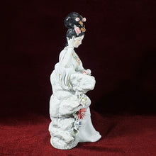 Cargar imagen en el visor de la galería, Antigua Figura Escultura Porcelana Geisha Japonesa en Roca
