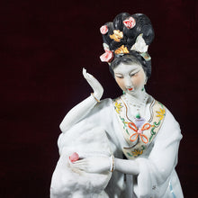 Cargar imagen en el visor de la galería, Antigua Figura Escultura Porcelana Geisha Japonesa en Roca
